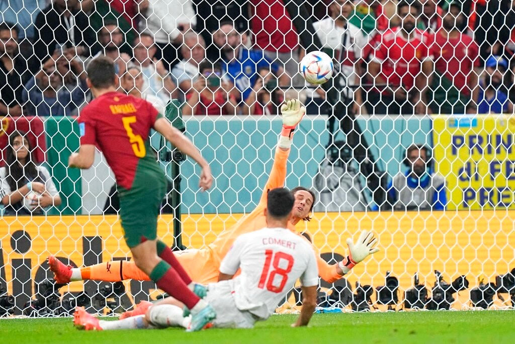 Raphael Guerreiro nâng tỷ số lên 4-0 cho Bồ Đào Nha (Ảnh: AP).