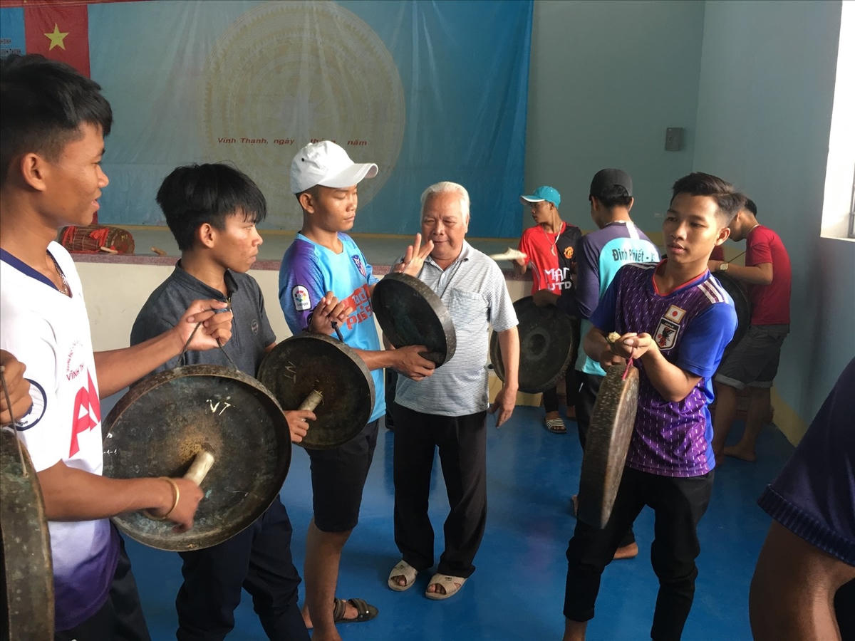 Nghệ nhân Yang Danh (người Ba Na) dạy đánh cồng chiêng cho lớp trẻ (huyện miền núi Vĩnh Thạnh, tỉnh Bình Định.