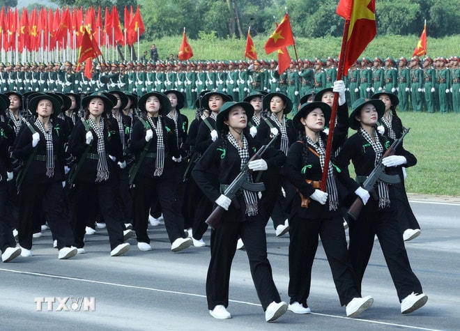 Khối nữ du kích miền Nam tham gia hợp luyện. (Ảnh: Trọng Đức/TTXVN) ttxvn-tong-hop-luyen-dieu-binh-dieu-hanh-ky-niem-quoc-khanh-29-1707-12.jpg