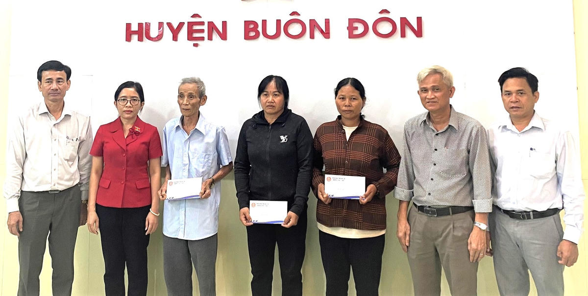Phó Trưởng đoàn chuyên trách Đoàn Đại biểu Quốc hội tỉnh Đắk Lắk Lê Thị Thanh Xuân trao quà cho các gia đình chính sách ở huyện biên giới Buôn Đôn.