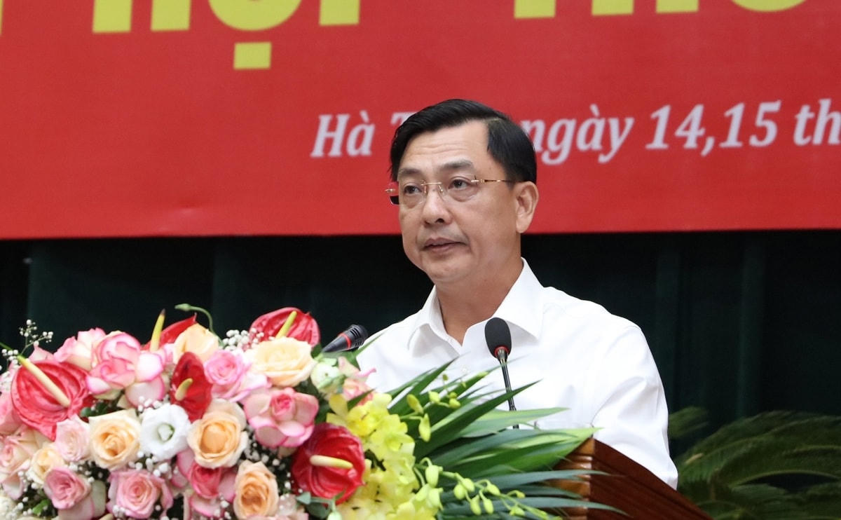 Giám đốc Sở KHĐT tỉnh Hà Tĩnh Trần Việt Hà trả lời chất vấn đầu tiên tại kỳ họp. Ảnh BHT.