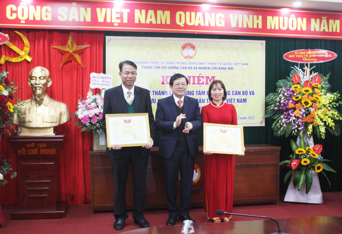 Phó Chủ tịch Nguyễn Hữu Dũng tặng Bằng khen cho các cá nhân có thành tích xuất sắc đóng góp cho thành công của Trung tâm Bồi dưỡng cán bộ và Nghiên cứu khoa học MTTQ Việt Nam.