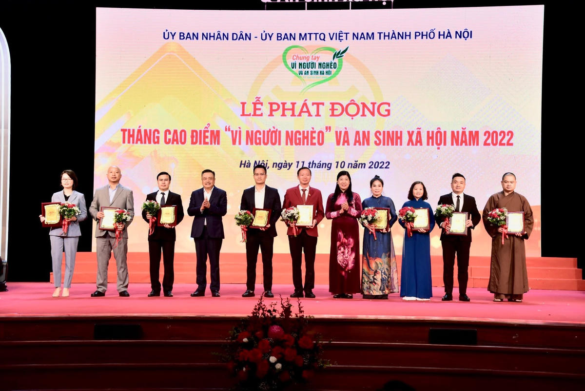 UBND - Ủy ban MTTQ Việt Nam thành phố Hà Nội tuyên dương tập thể, cá nhân có đóng góp tích cực cho công tác giảm nghèo và an sinh xã hội của thành phố.