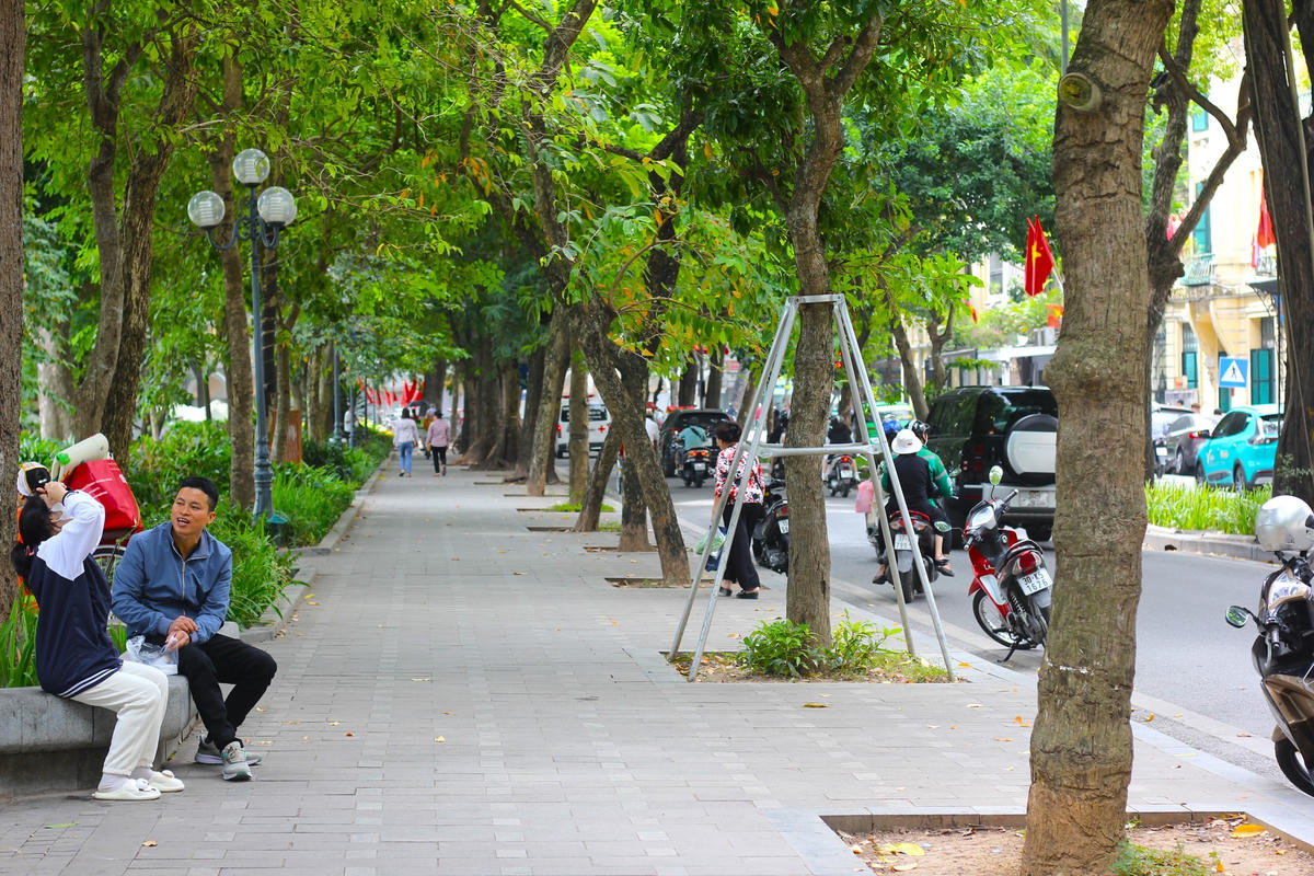 Khi Hà Nội bước sang mùa lá đổ, người dân kéo nhau ra đường để cùng thưởng thức không khí mát mẻ, dễ chịu.