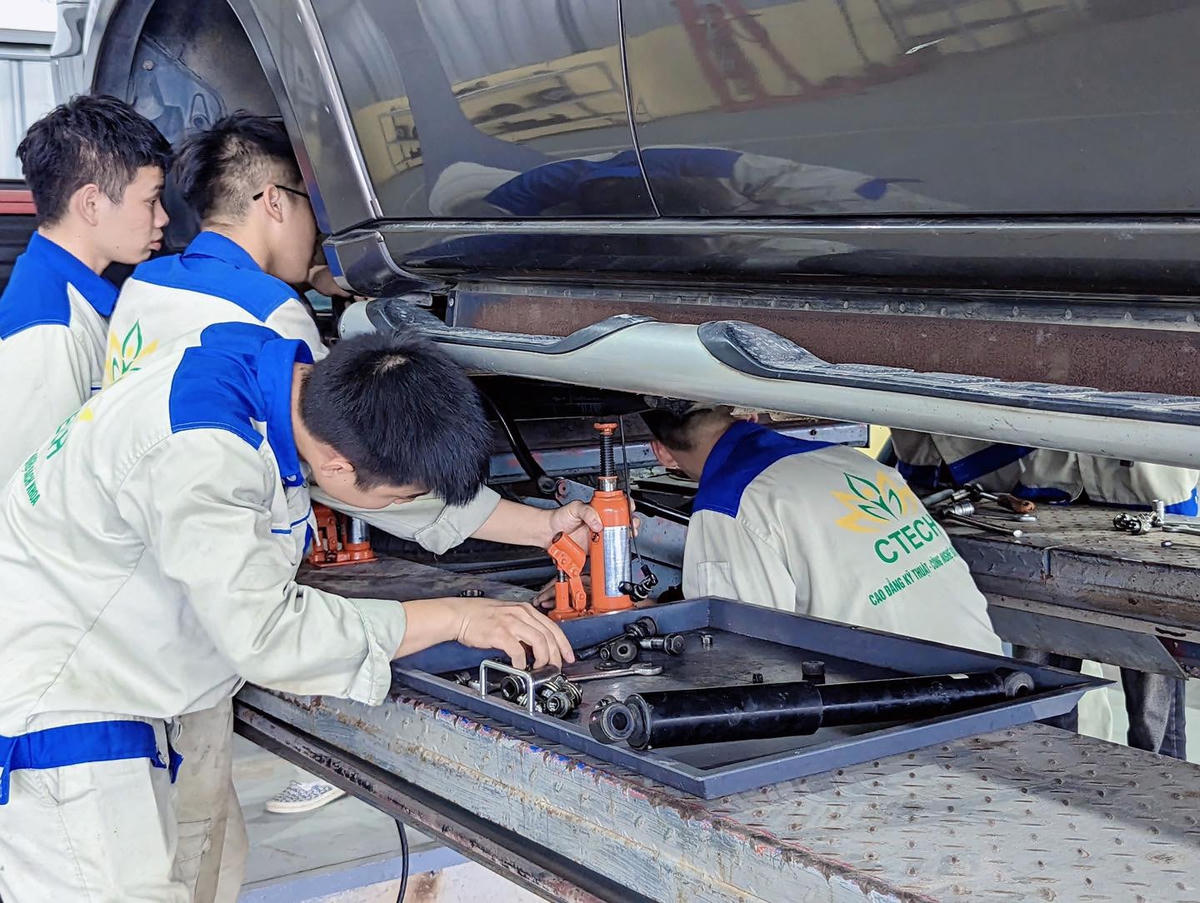 Công nghệ kỹ thuật ô tô là một trong nhóm ngành nghề độc hại, nguy hiểm 