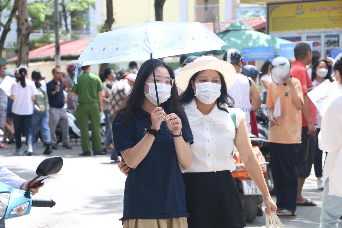 Thí sinh hoàn thành bài thi môn Ngữ văn tại điểm thi Trường THPT Cầu Giấy (quận Cầu Giấy).