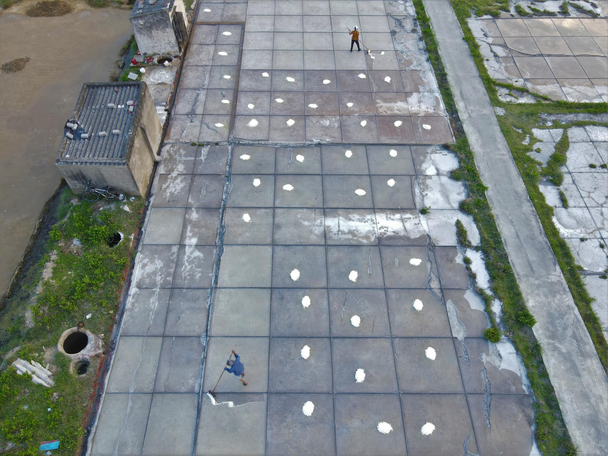 Từng là vựa muối lớn nhất xứ Thanh, nhộn nhịp kẻ bán người mua nhưng giờ đồng muối Hòa Lộc chỉ còn vỏn vẹn hơn 40 ha với vài chục hộ dân, chủ yếu là người cao tuổi đeo đẳng với nghề.