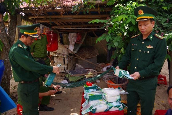 Lực lượng BĐBP tỉnh thu giữ số gói nghi là ma túy đá.