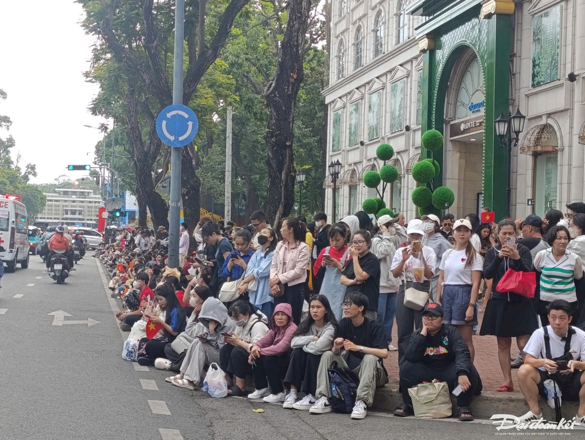 Từ 17 giờ cùng ngày, rất động người dân, nhất là các thanh niên, sinh viên, học sinh đã tụ tập đông đúc trên một phần đường Lê Duẩn (cạnh tòa nhà Diamond Plaza) để chuẩn bị xem các lực lượng tham gia hợp luyện. Ảnh: Hồng Phúc.