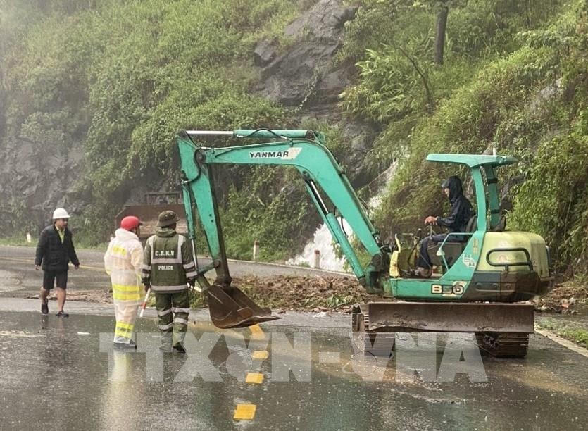 Nhiều vụ sạt lở xảy ra trên đèo Bảo Lộc, tỉnh Lâm Đồng trong ngày 30-7-2023. Ảnh: TTXVN.