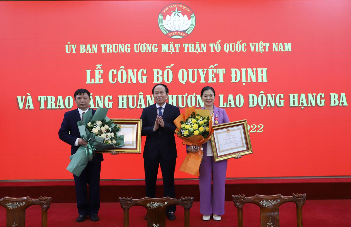 Phó Chủ tịch - Tổng Thư ký Lê Tiến Châu trao Huân chương Lao động hạng Ba cho bà Trương Thị Ngọc Ánh và ông Tạ Văn Sỹ.