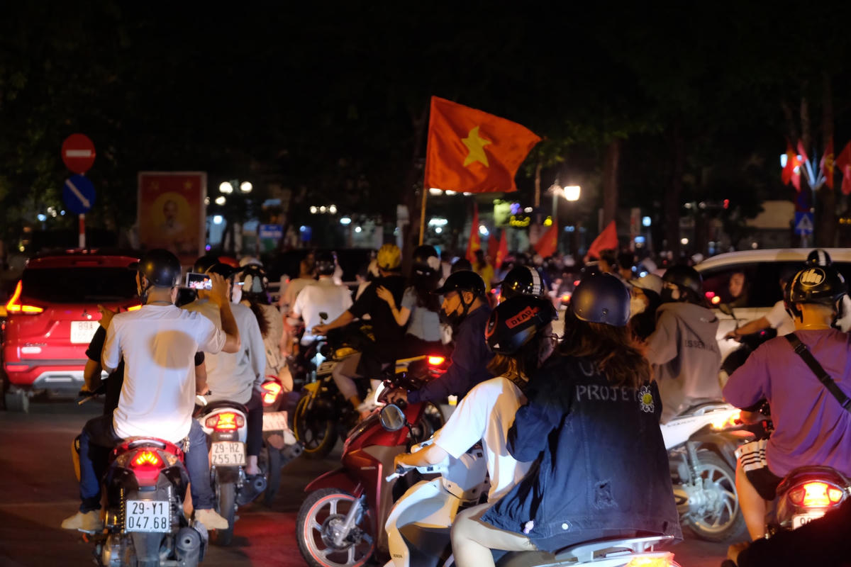 Dòng người liên tục hô vang khẩu hiệu "Việt Nam vô địch" khắp các phố phường Hà Nội.