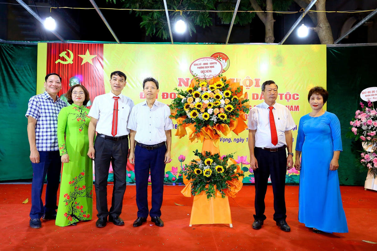 Đại diện lãnh đạo Đảng ủy, HĐND, UBND, Ủy ban MTTQ phường Dịch Vọng tặng hoa chúc mừng khu dân cư số 16.