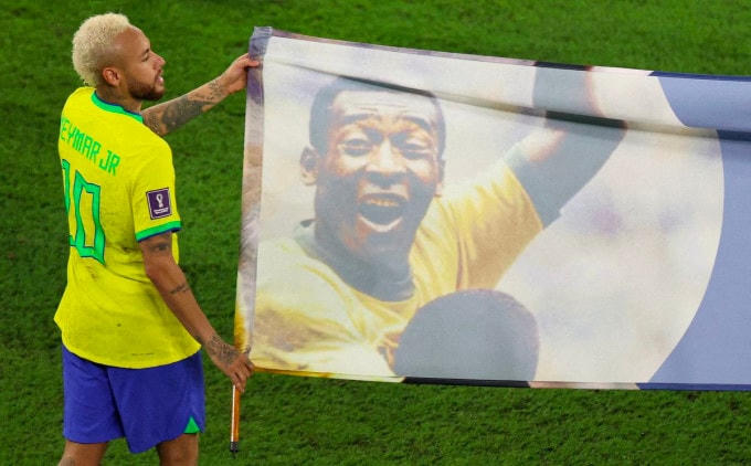 Neymar tri ân Pele sau khi Brazil thắng Hàn Quốc ở vòng 1/8 World Cup 2022 trên sân 974, thành phố Doha, Qatar hôm 5/12. Ảnh: Reuters.