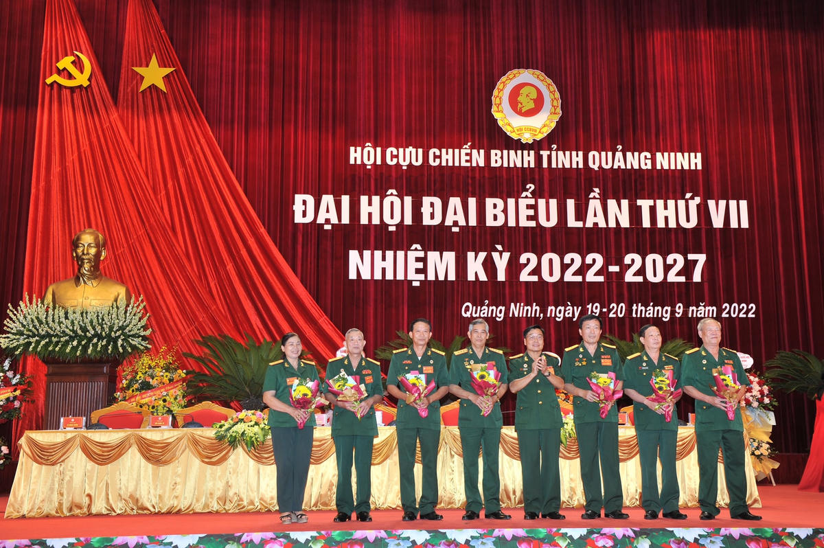 Tặng hoa chia tay các Ủy viên Ban chấp hành Hội CCB tỉnh Quảng Ninh khóa VI.