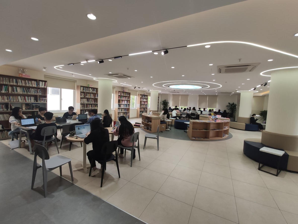 Không gian bên trong Thư viện Hà Nội.  