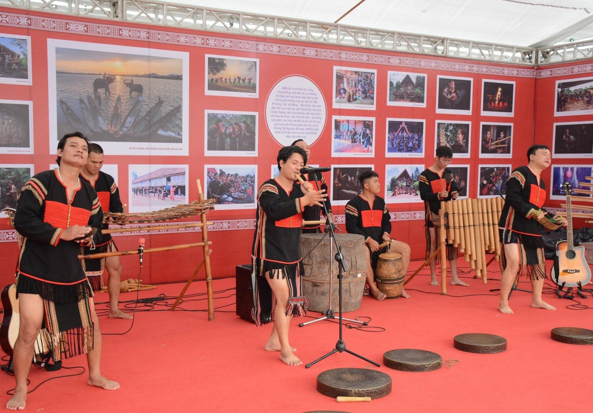 Có thể nhắc đến như: Nhã nhạc cung đình Huế; Không gian văn hóa cồng chiêng Tây Nguyên; dân ca quan họ Bắc Ninh; nghệ thuật ca trù; hội Gióng ở đền Phù Đổng và đền Sóc; nghệ thuật hát xoan; tín ngưỡng thờ cúng Hùng Vương; nghệ thuật đờn ca tài tử Nam Bộ; dân ca ví, giặm Nghệ Tĩnh; nghi lễ và trò chơi kéo co; thực hành Tín ngưỡng thờ Mẫu Tam phủ của người Việt; nghệ thuật bài chòi Trung Bộ; thực hành then của người Tày, Nùng, Thái; nghệ thuật xòe Thái; nghệ thuật làm gốm của người Chăm.