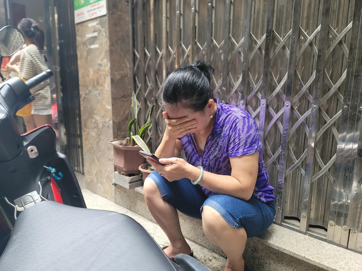 Người dân đang chờ đợi tin tức của người thân trong vụ cháy thương tâm.