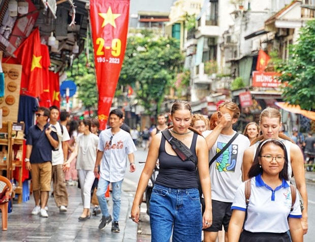 Đông đảo du khách nước ngoài đã đến Hà Nội trong dịp nghỉ Lễ Quốc khánh 2/9 năm nay. Ảnh: Khánh Hòa/TTXVN.