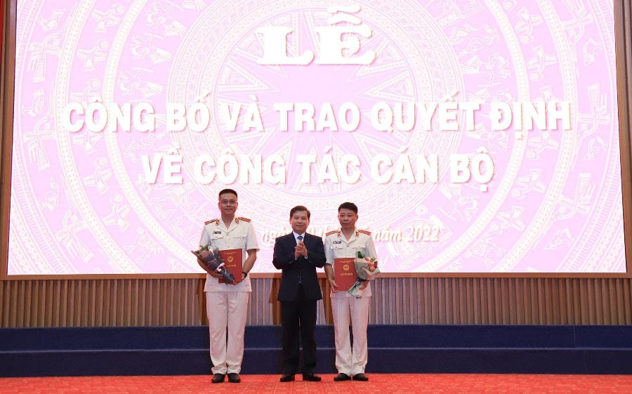Ông Lê Minh Trí, Viện trưởng VKSND tối cao trao quyết định, tặng hoa chúc mừng các ông Lê Xuân Lộc và Trần Hưng Bình. Ảnh: vksndtc.gov.vn.