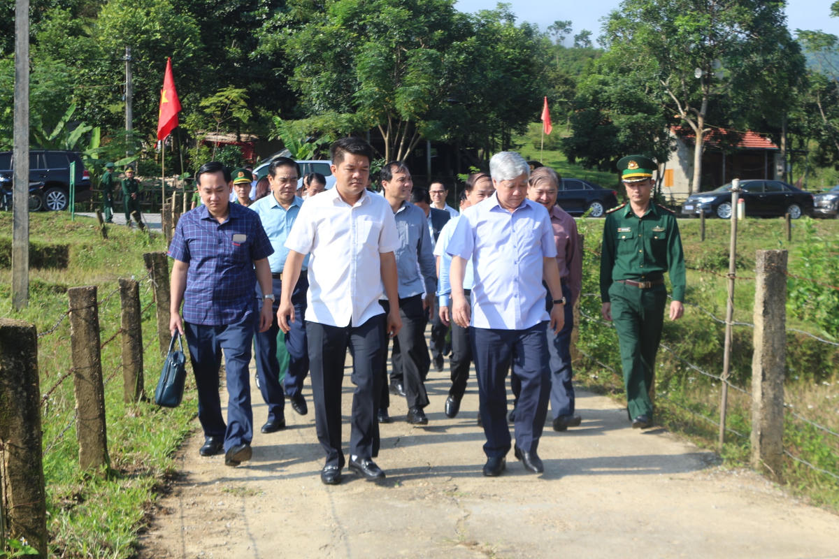 Bí thư Trung ương Đảng, Chủ tịch UBTƯ MTTQ Việt Nam Đỗ Văn Chiến dẫn đầu Ban Chỉ đạo tổng kết Nghị quyết số 23-NQ/TW Trung ương khảo sát tại bản Rào Tre, xã Hương Liên, huyện Hương Khê, tỉnh Hà Tĩnh. 