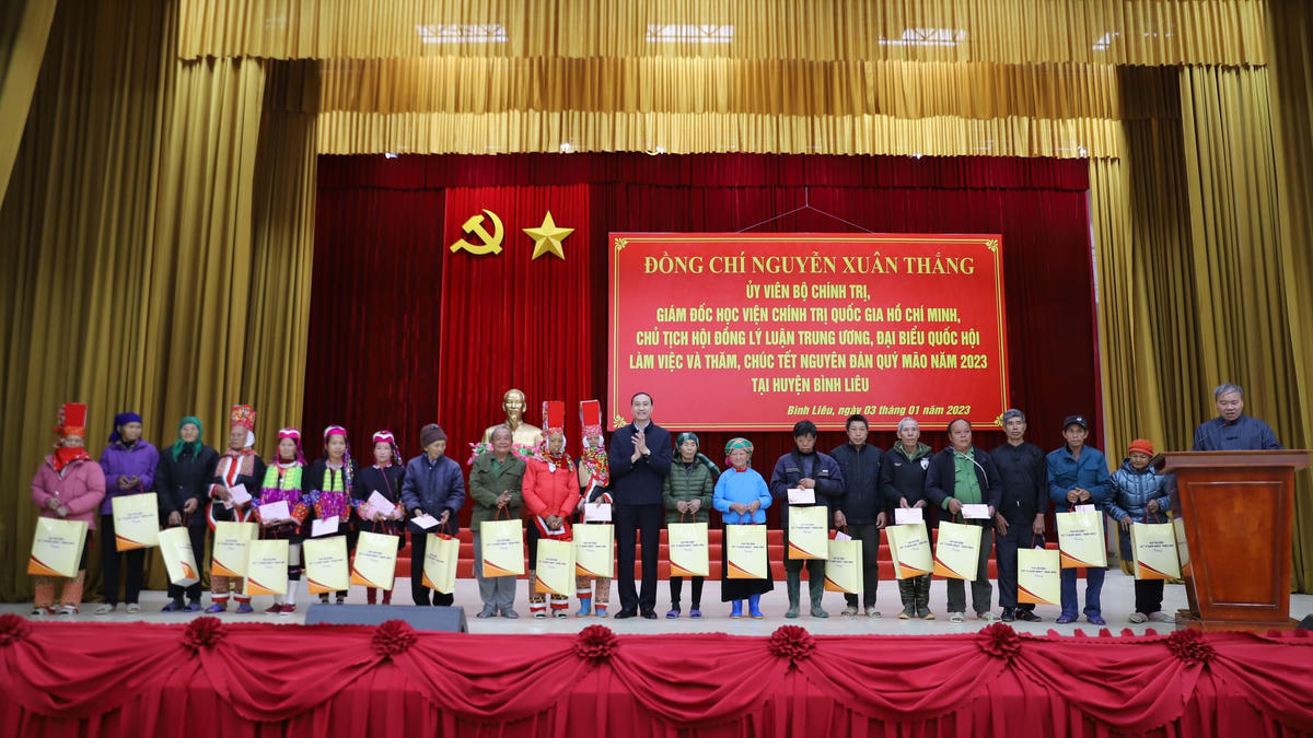 Phó Chủ tịch UBTƯ MTTQ Việt Nam Phùng Khánh Tài trao quà Tết cho các gia đình chính sách, các hộ nghèo, hộ cận nghèo, công nhân lao động có hoàn cảnh khó khăn trên địa bàn huyện.