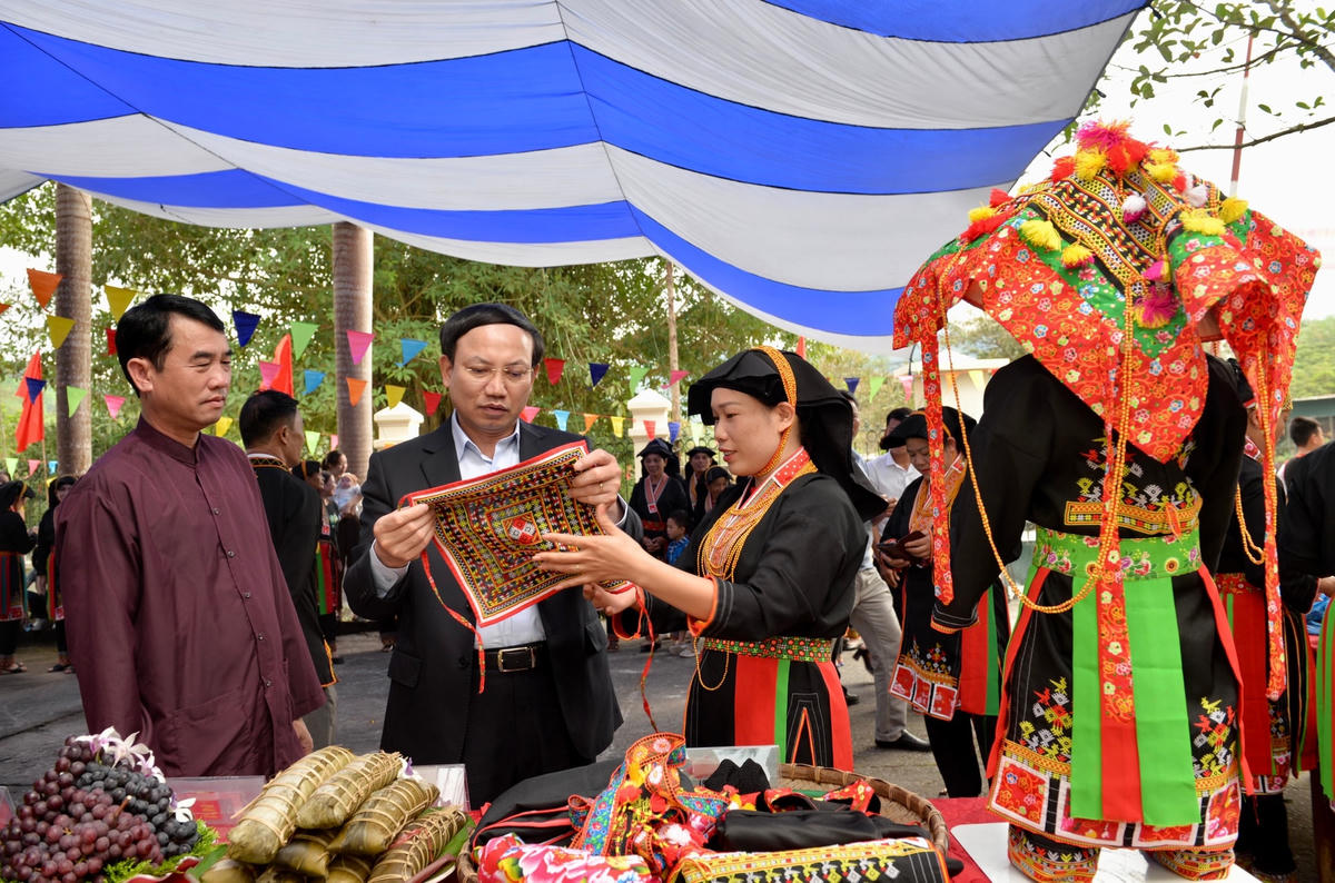 Người dân giới thiệu một số sản phẩm đặc sắc của địa phương.