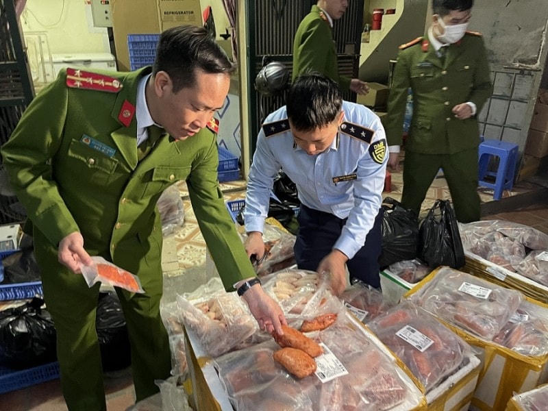 Quản lý thị trường Hà Nội phối hợp với công an phát hiện thực phẩm không rõ nguồn gốc.  