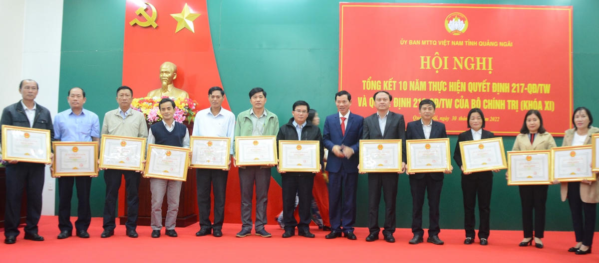 Ủy ban MTTQ Việt Nam tỉnh Quảng Ngãi tặng bằng khen cho các tập thể, cá nhân.