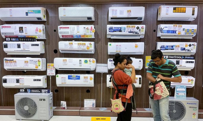 Một cửa hàng thiết bị điện lạnh ở Mumbai (Ấn Độ). Ảnh: REUTERS.
