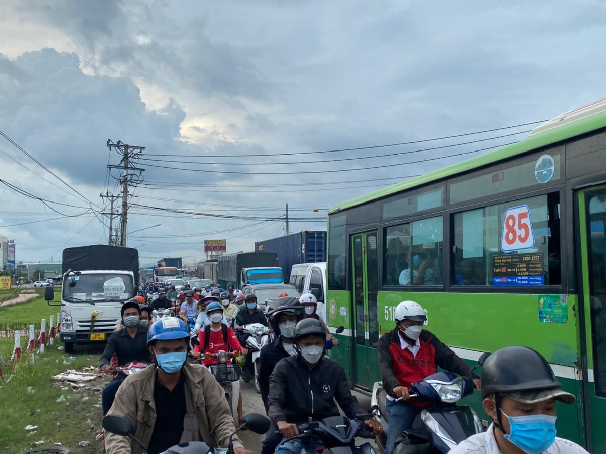 Hàng ngàn phương tiện kẹt xứng tại khu vực giáp ranh giữa Long An và TP HCM.