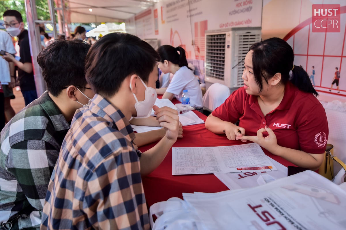 Thí sinh tìm hiểu về ngành nghề tuyển sinh đại học, cao đẳng năm 2022.