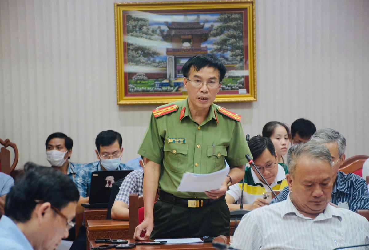 Đại tá Nguyễn Văn Quy, Trưởng Phòng Tham mưu, Công an tỉnh Đắk Lắk thông tin với báo chí về vụ phá rừng.