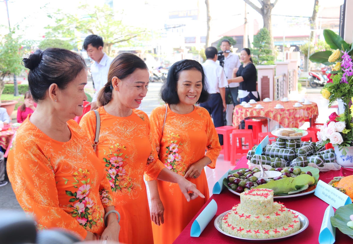 Người dân trong ấp Long Thuận A tại khu trưng bày bánh dân gian tại Ngày hội.