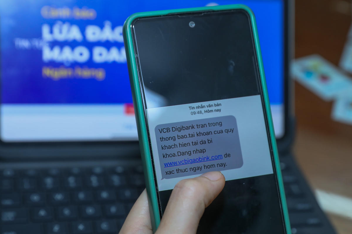 Tin nhắn mạo danh lừa đảo người tiêu dùng ngày càng tinh vi, phức tạp. Ảnh: Quang Vinh.