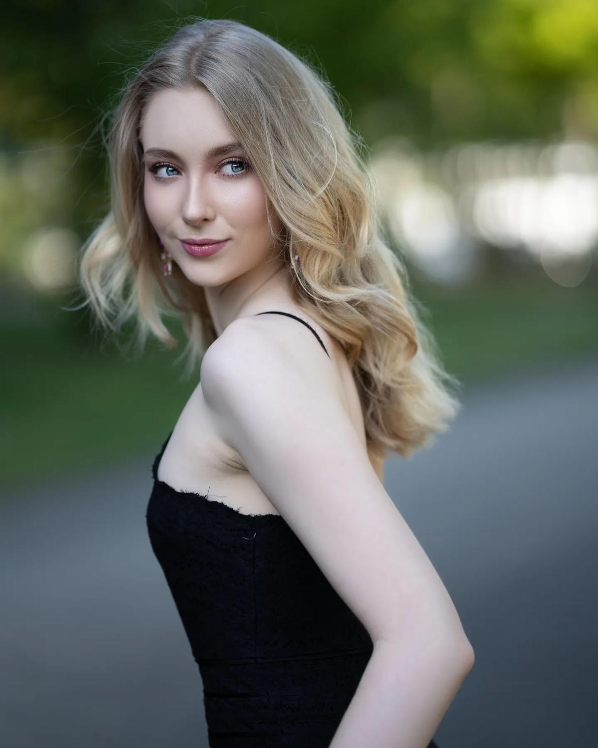 Jasmin Selberg có gương mặt khả ái, đường nét vô cùng sắc sảo, cô được fans sắc đẹp ưu ái gọi là "búp bê sống". 