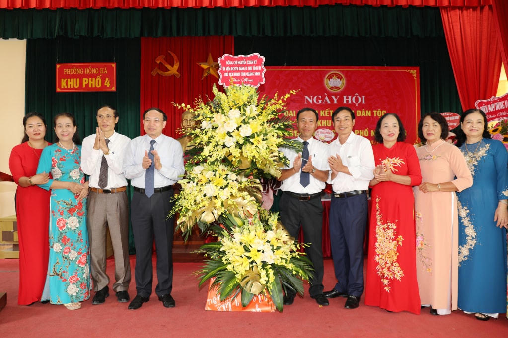 Bí thư Tỉnh ủy Quảng Ninh Nguyễn Xuân Ký tặng hoa chúc mừng nhân dân khu 4 (phường Hồng Hà, TP Hạ Long).