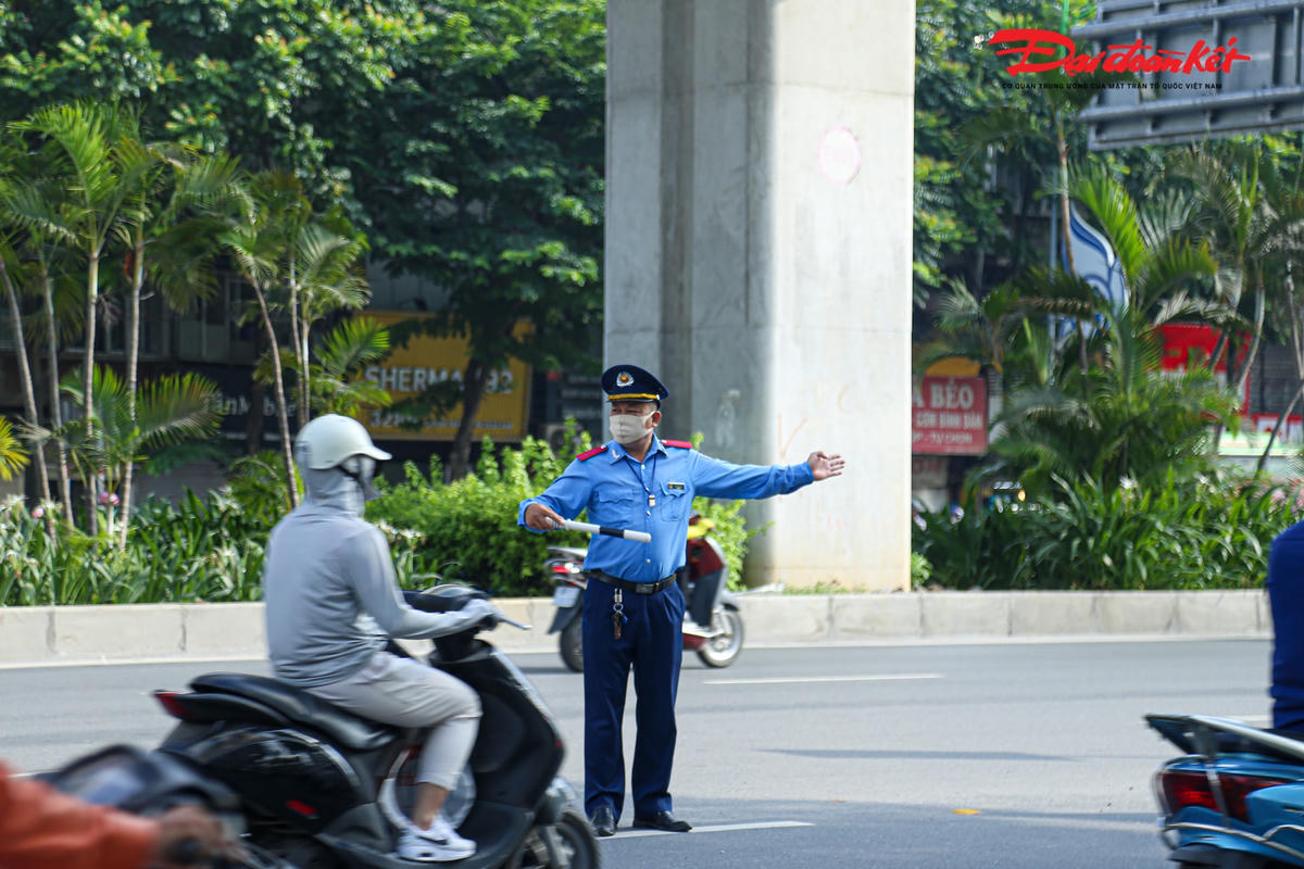 Đường Nguyễn Trãi thông thoáng, người dân vẫn vô tư lấn làn