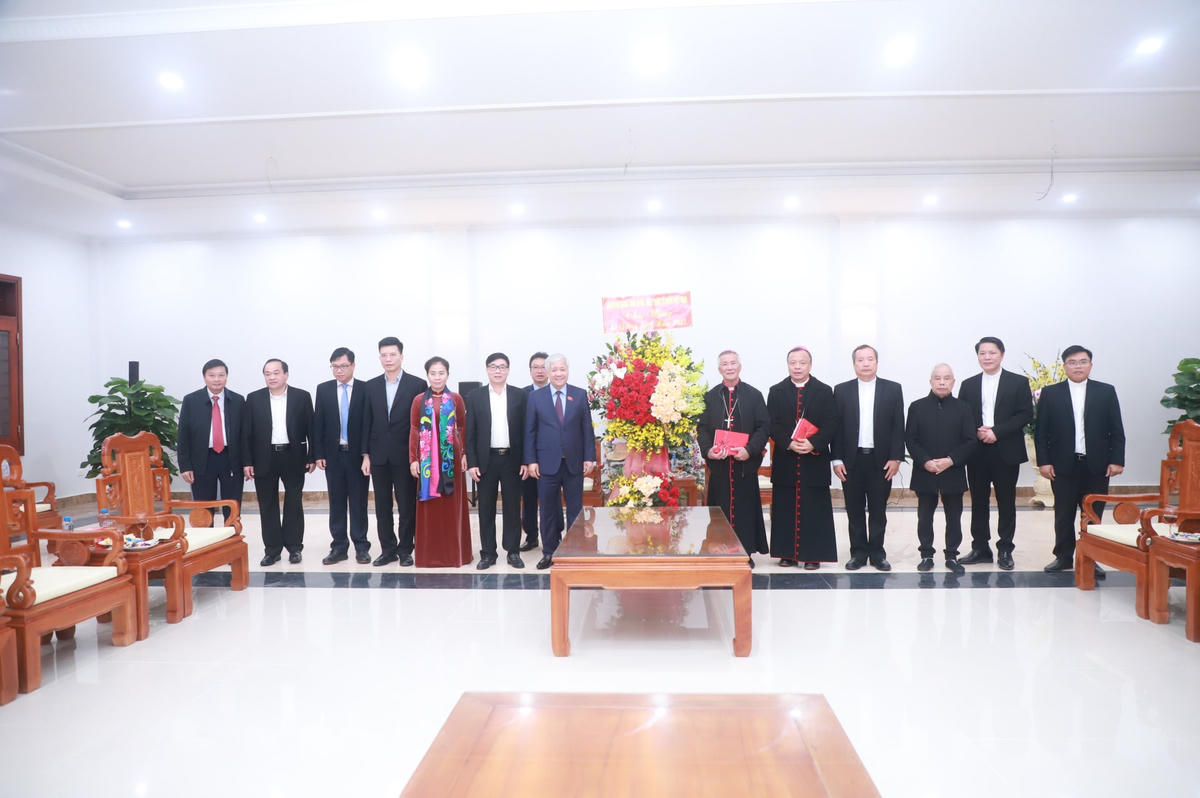 Chủ tịch Đỗ Văn Chiến cùng lãnh đạo tỉnh Nghệ An chúc mừng Toà Giám mục nhân dịp Lễ Giáng sinh năm 2022.