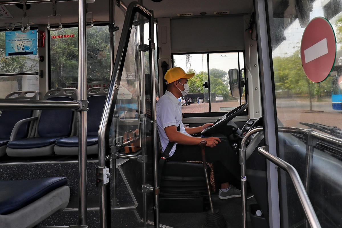 Các lái xe đều chăm chú quan sát di chuyển.