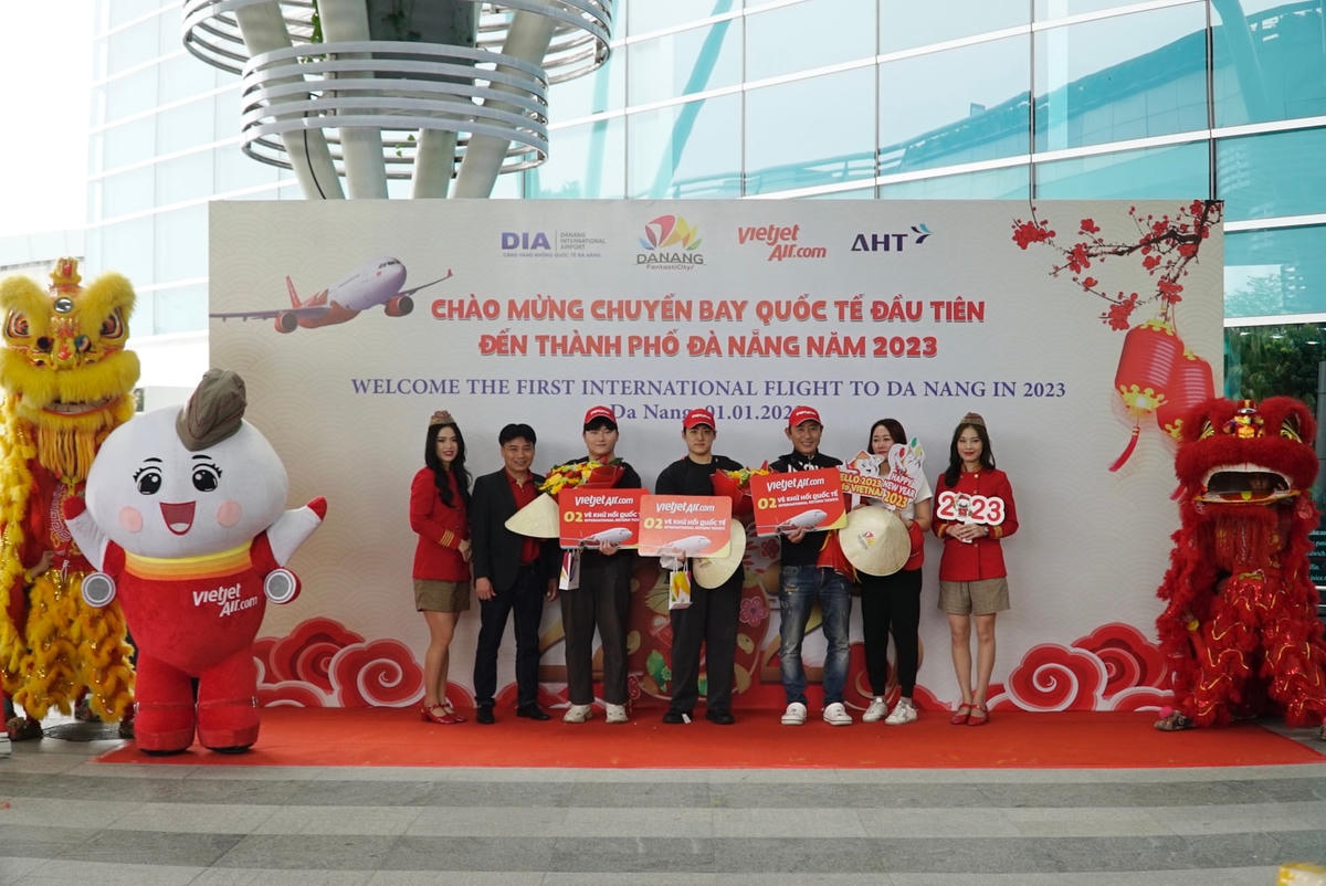 Các chuyến bay Vietjet đưa du khách đến với khắp các đầu sân bay, tưng bừng đón chào năm mới 2023