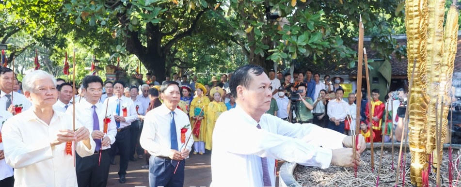 Nam Định: Dâng hương tưởng niệm Anh hùng dân tộc Trần Hưng Đạo, cố Tổng Bí thư Trường Chinh