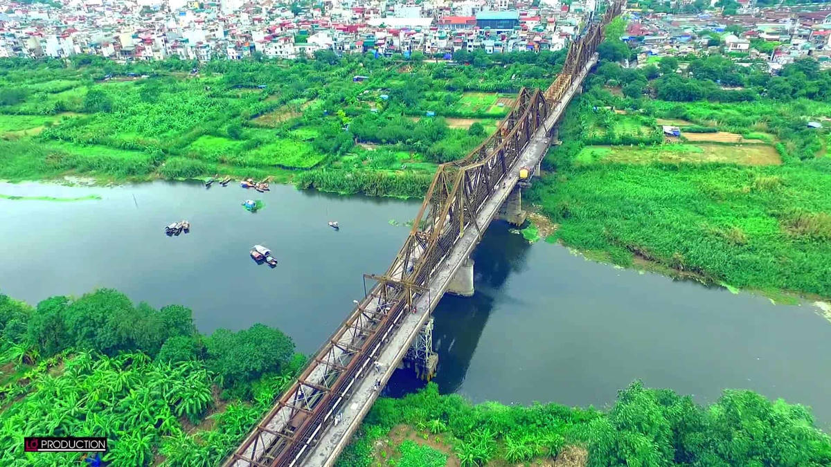 Cầu Long Biên và bờ bãi sông Hồng. Nguồn: Producion.