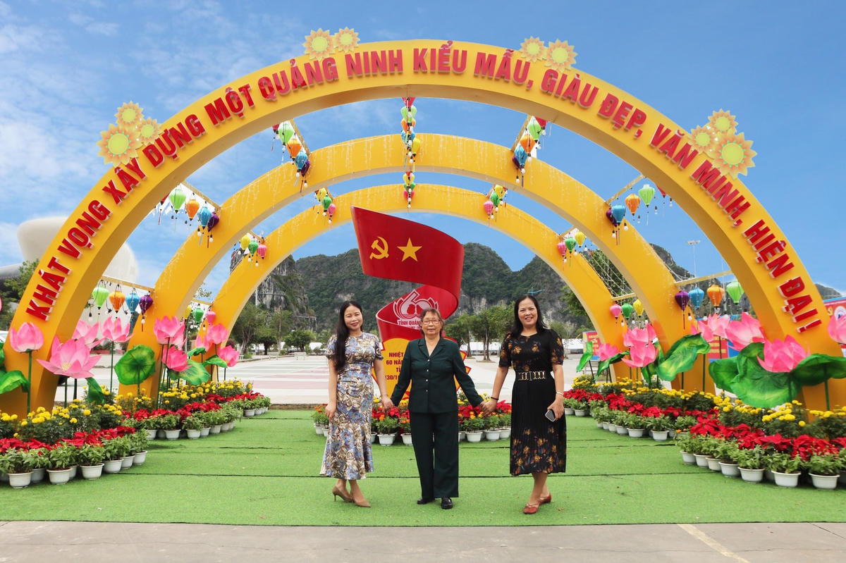 Bà Phạm Thị Liên (ở giữa) cho biết: “Trong những ngày trọng đại của tỉnh, tôi cảm thấy rất hân hoan và vui mừng. Tỉnh Quảng Ninh của mình đang ngày càng giàu đẹp, văn minh và hiện đại”.
