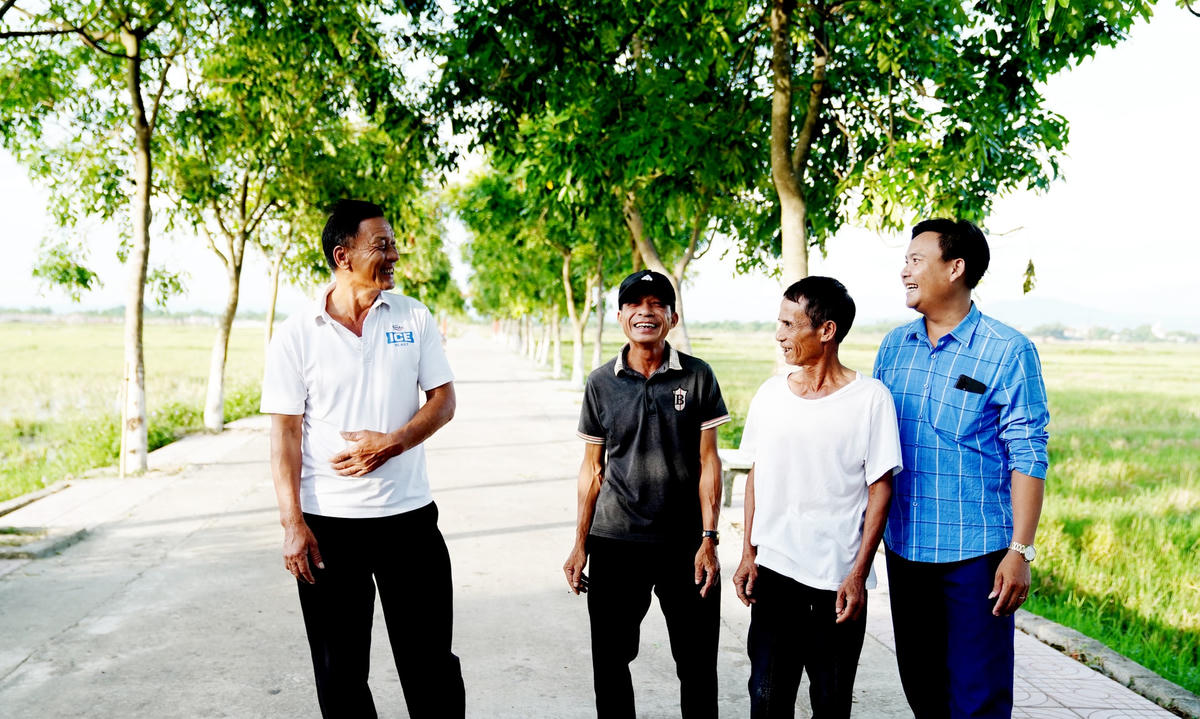 Ông Trương Thế Cương (ngoài cùng bên phải) trò chuyện cùng người dân.