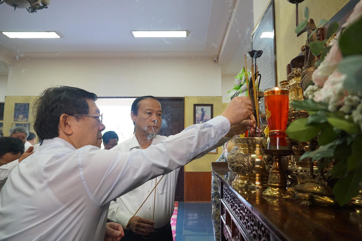 Phó Chủ tịch Ủy ban Trung ương Mặt trận Tổ quốc Việt Nam Nguyễn Hữu Dũng dâng hương tại Đền tưởng niệm Nữ Anh hùng Liệt sĩ Võ Thị Sáu. Ảnh: Mạnh Thìn.