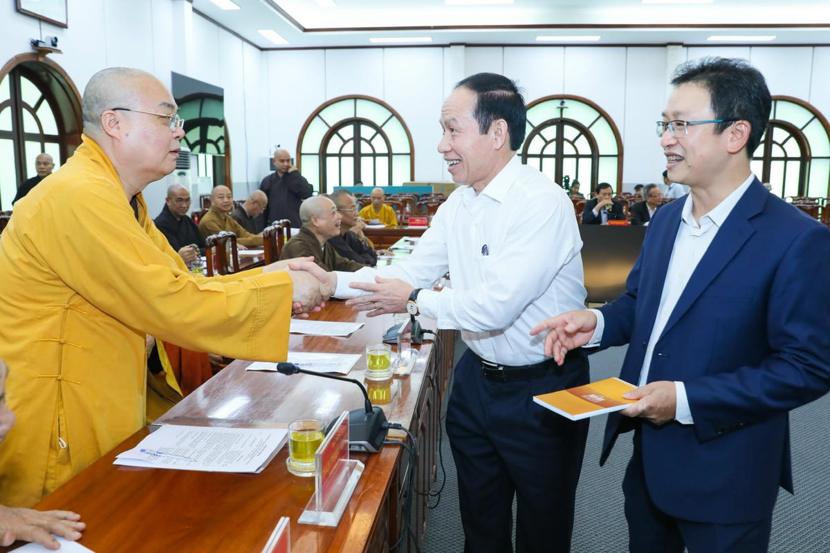Phó Chủ tịch - Tổng Thư ký Lê Tiến Châu và các đại biểu dự Hội nghị.