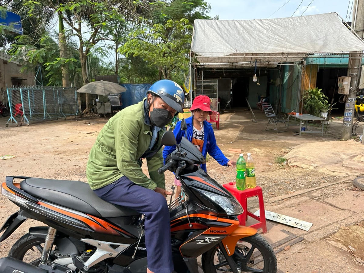 Chưa bao giờ xăng lẻ 'lên ngôi" như lúc này. Ảnh: Mạnh Thìn.