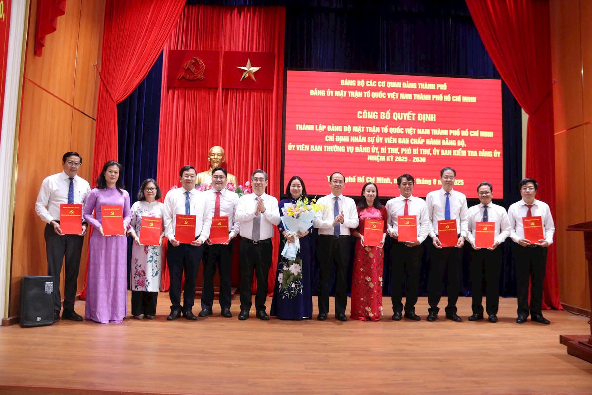 Lãnh đạo TPHCM trao Quyết định thành lập Ban Chấp hành Đảng bộ Ủy Mặt trận Tổ quốc Việt Nam TPHCM. Q.Đ.