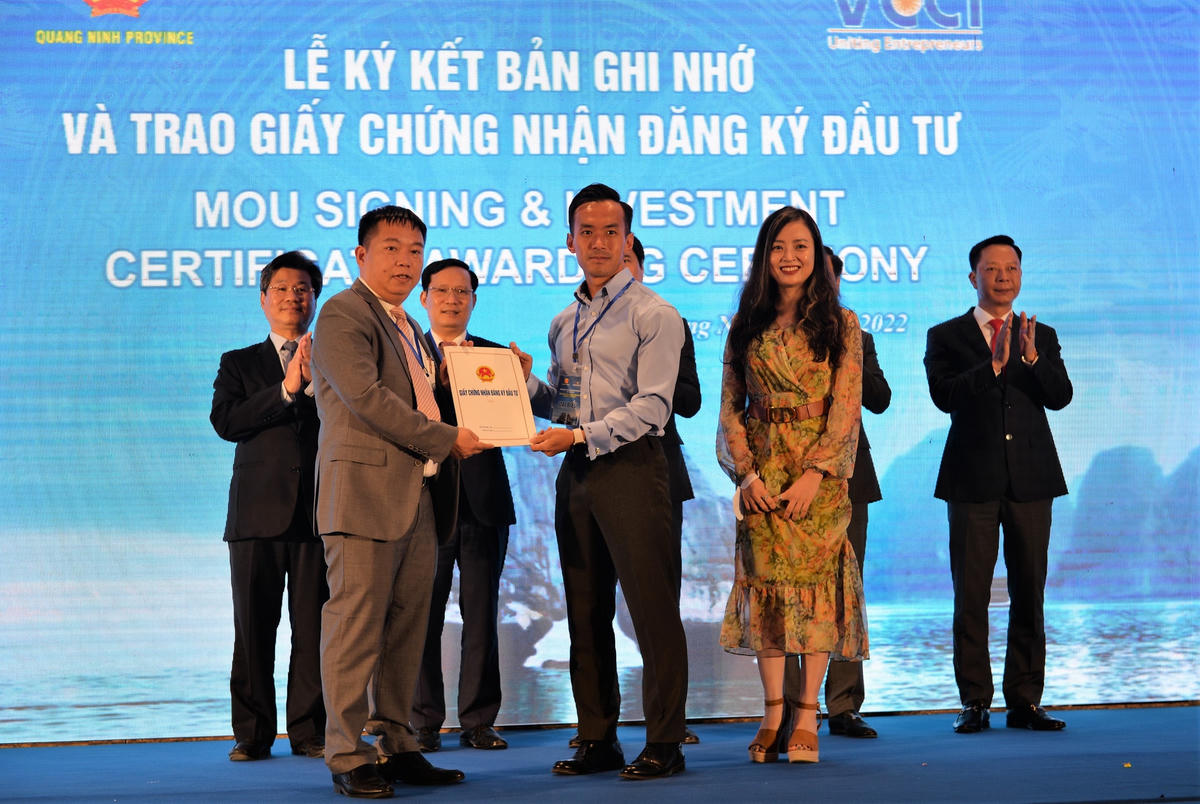 Ông Hoàng Trung Kiên, Trưởng Ban Quản lý Khu kinh tế Quảng Ninh trao giấy chứng nhận đầu tư dự án FDI trên địa bàn Quảng Ninh.
